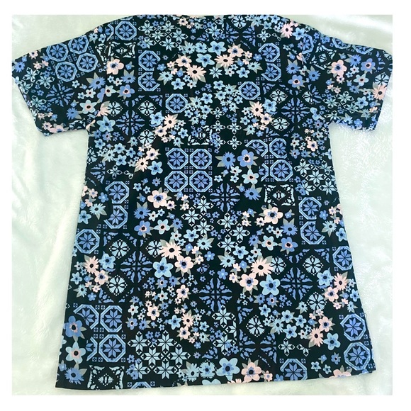 NWOT Uniform Advantage print scrub top - Picture 2 of 4